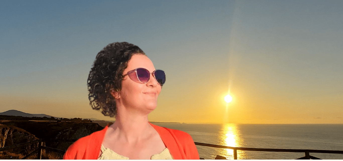 Im Hintergrund eines Zauns ein goldener Sonnenuntergang über dem Meer-die Sonne spiegelt sich im Wasser-Über mich Seelenwachstum mit Rica