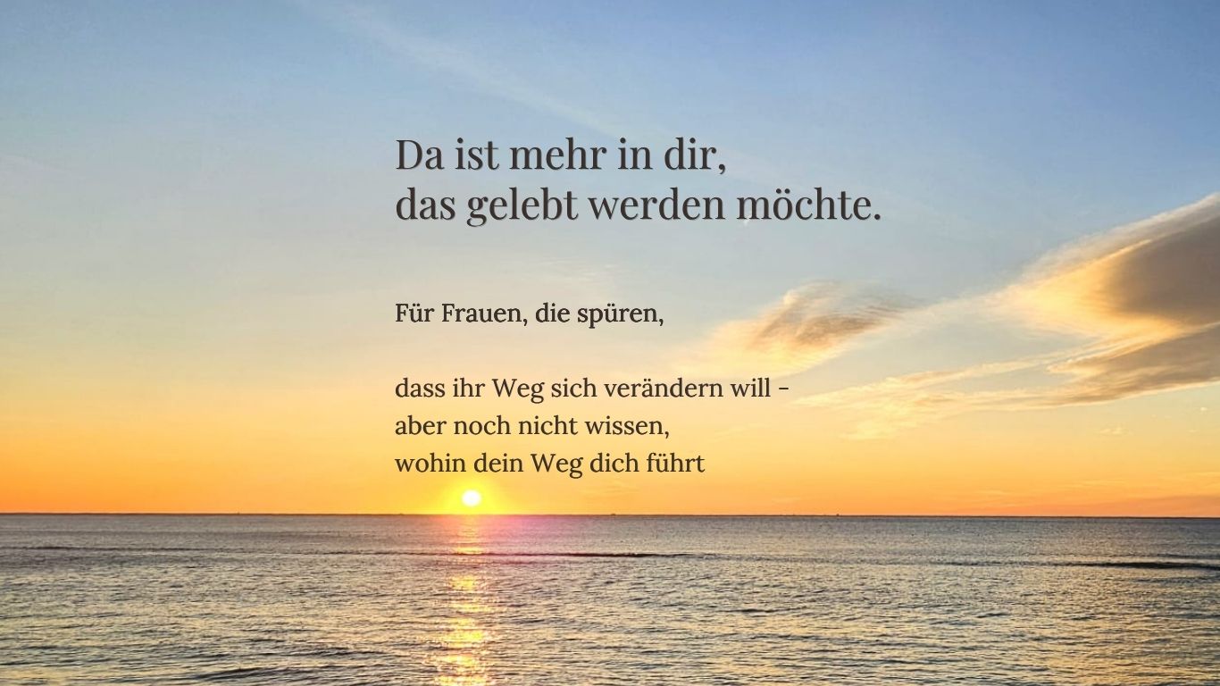 Berufung finden und innere Klarheit-Frau am Meer bei Sonnenuntergang